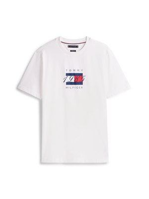 Hvid bomulds T-shirt med et blåt og rødt grafisk design med teksten "TOMMY 1985 HILFIGER". Korte ærmer, rund hals, standard pasform.