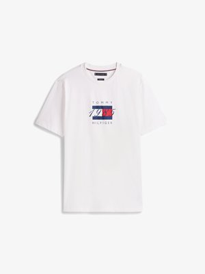 T-shirt bianca in cotone con una grafica blu e rossa con il testo "TOMMY 1985 HILFIGER". Maniche corte, colletto girocollo, vestibilità standard.