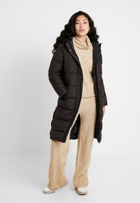 ONLY Tall - ONLCAMMIE LONG QUILTED COAT  - Klassinen takki - black Pienoiskuva 1