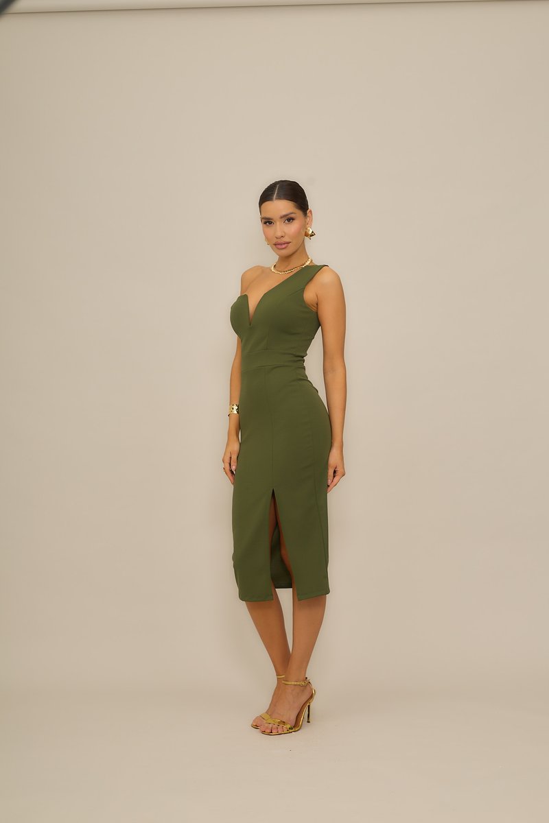 Ελιάς πράσινο στενό φόρεμα με έναν ώμο, V λαιμόκοψη και εμπρόσθια σχισμή, κατασκευασμένο από ελαστικό ύφασμα· συνδυασμένο με χρυσά αξεσουάρ και τακούνια.