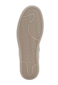 Suela de zapato de goma con una superficie lisa en tono marrón, que presenta un patrón de ondas para tracción y un diseño alargado con cortes para flexibilidad.
