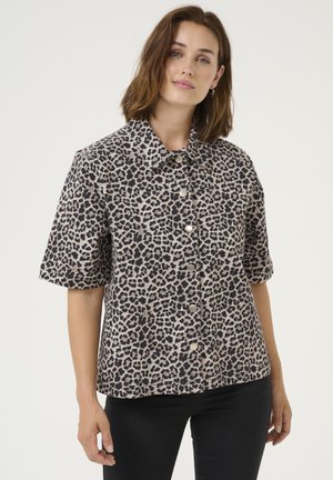 Chemise à manches courtes en imprimé léopard beige et noir, avec un devant boutonné, un col évasé et une coupe décontractée. Tissu doux au toucher.