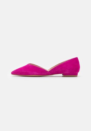 Chaussure plate en daim rose vif avec un bout pointu et un petit talon, dotée d'une découpe en V profonde sur le côté.
