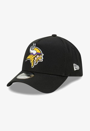 Cappellino da baseball nero con corona strutturata, visiera curva, logo dei Vichinghi ricamato in viola e giallo sul fronte, logo New Era sul lato.