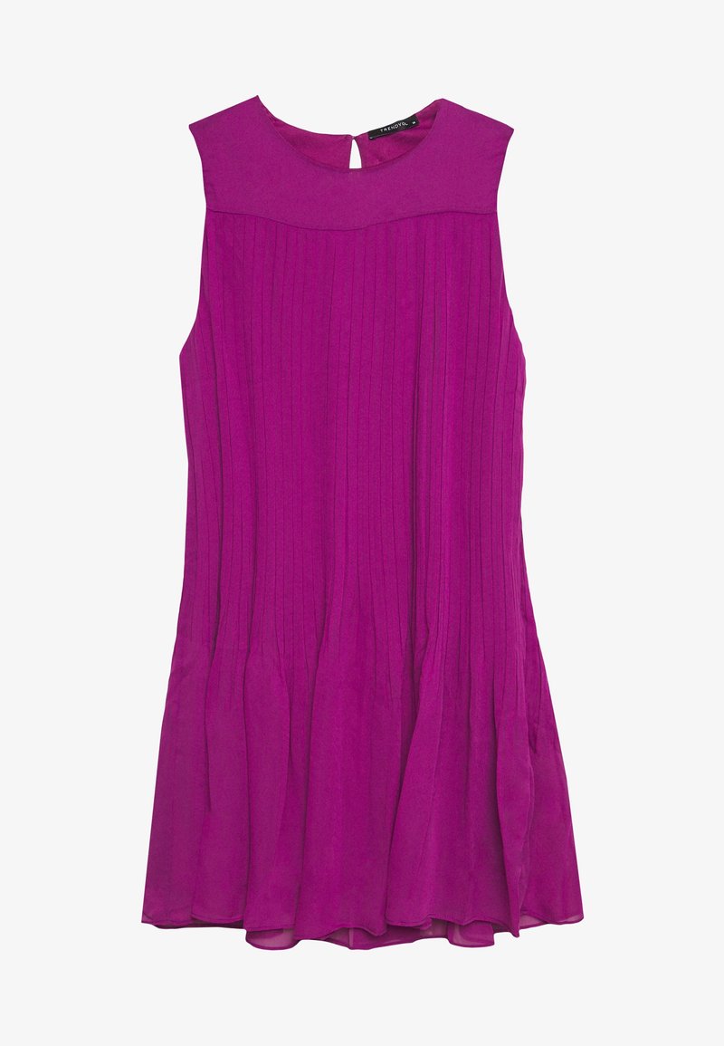 Robe magenta sans manches longueur genoux avec des plis verticaux et un corsage ajusté, dotée d'une petite fermeture à bouton en forme de goutte au niveau de l'encolure arrière.