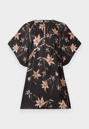 Abito con stampa floreale caratterizzato da un tessuto nero con disegni di fiori beige, maniche corte e ampie, e una chiusura con cerniera sul retro.