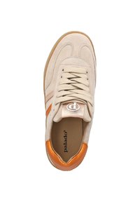 Beige mockaläder sneakers med gräddvita snörningar, med en orange läderhælaccent och en metallisk logo på tungan. Gummisula.