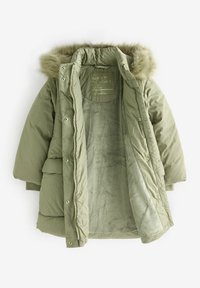 Olivegrüne gepolsterte Jacke mit einer mit Fell besetzten Kapuze, Reißverschluss und Druckknopfverschlüssen sowie zwei Fronttaschen. Weiche, strukturierte Innenauskleidung.