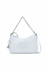 Quiltad vit handväska med silverkedjeaxelrem, oval logolapp och silverdetaljer. Slät yta och böjd form.