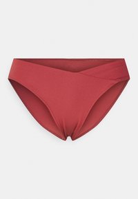 Calções de bikini vermelhos com um tecido liso e elástico, de perna alta e um design de faixa cruzada na cintura. Sem padrões visíveis ou acessórios.