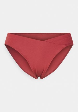 Calções de bikini vermelhos com um tecido liso e elástico, de perna alta e um design de faixa cruzada na cintura. Sem padrões visíveis ou acessórios.