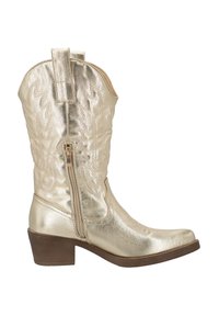 Botas de vaquero metálicas doradas con cuero texturizado, punta inclinada y un tacón moderado; cuentan con una cremallera lateral y detalles de costura intrincados.