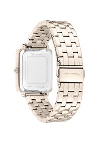 Montre en acier inoxydable argenté avec un cadran carré, un bracelet en maille et une finition polie. Comprend un gravure de la marque sur le fermoir. Résistante à l'eau.
