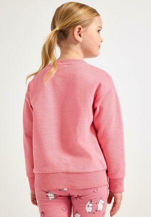 Różowa bluza z prążkowanym, okrągłym dekoltem i elastycznymi mankietami, zestawiona z różowymi legginsami zdobionymi bajkowym wzorem z kreskówkami.