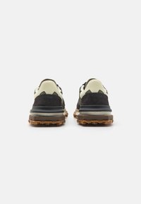 Lacoste ELITE ACTIVE 224 - Zapatillas - khaki/dark green
