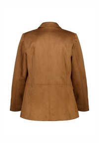 Veste en daim marron avec une coupe ajustée, dotée d'un col en V, de manches longues et de détails de couture subtils. La vue de dos montre des lignes épurées.