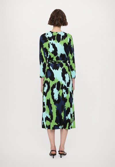 Rochie de lungime medie, cu un design abstract de imprimare leopard în nuanțe de verde, albastru și negru, cu mâneci lungi și detaliu cu legare în talie.