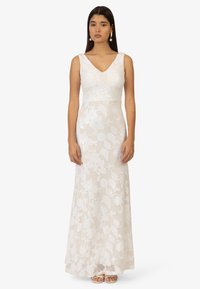 Weißes blumiges Spitzen-Abendkleid mit einem figurbetonten Oberteil, V-Ausschnitt und langem, fließendem Rock. Verfügt über aufwendige Stickereien und eine transparente Textur.