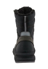 Bota de invierno aislante en negro y gris con una superficie texturizada, forro de piel sintética, costuras reforzadas y suela de goma. Presenta un logo en el talón.