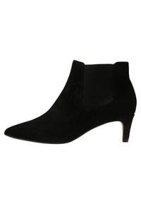 Svart mocka-ankelstövel med spetsig tå, elastiska sidopaneler och en modest klack. Texturen är mjuk och len, med en slank silhuett.