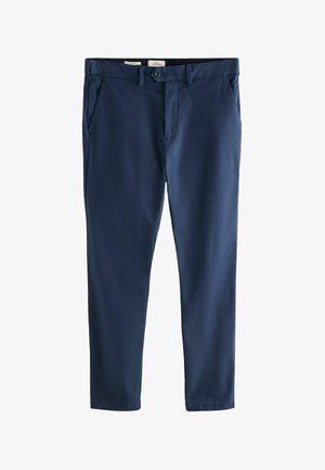 Tengerészkék, slim fit férfi nadrágok övbújtatókkal, oldalzsebekkel, elöl gombbal és cipzárral, laposan elhelyezve fehér háttéren.