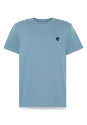 Lyseblå bomulds-T-shirt med kortærmer, rund hals og et lille navyblåt logo på brystet. Glat tekstur uden mønstre eller accenter.