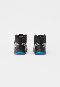 Bottes de randonnée noires à tige haute, avec une tige en maille, des accents argentés et une semelle extérieure en caoutchouc bleue. Détails de marque sur le talon.