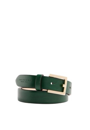 Cintura in pelle verde arrotolata con fibbia rettangolare dorata e nome del marchio "THE BRIDGE FIRENZE 1969" impresso sulla cintura vicino alla fibbia.