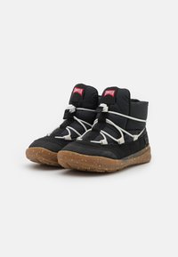 Zapatillas altas negras con acentos grises, suela de goma con patrón salpicado, cordones elásticos y etiquetas de logo rojas en la lengüeta.