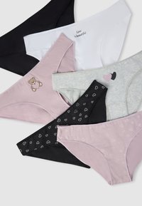 Sei culotte bikini assortite da donna in nero, bianco (con il testo "L'amore è bello"), grigio e rosa con design a cuore e orsetto.