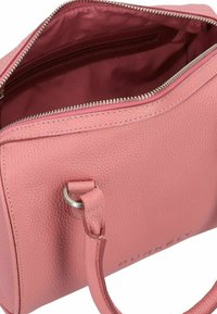 Borsa a mano in pelle rosa con superficie texturizzata, zip argentata e tasca interna con zip. Manico robusto e logo del marchio impresso sul lato.