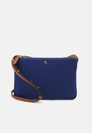Tmavě modrá látková taška přes rameno s hnědým koženým popruhem a zlatým kováním. Má zipové zapínání a logo na přední straně.