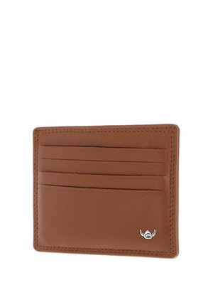 Porte-cartes en cuir marron avec quatre fentes horizontales et un petit emblème argenté en bas à droite sur fond blanc.