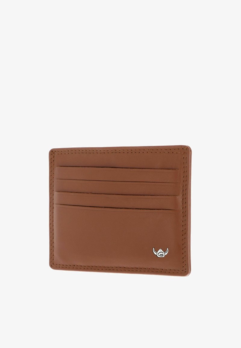 Porte-cartes en cuir marron avec quatre fentes horizontales et un petit emblème argenté en bas à droite sur fond blanc.