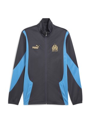 Puma Varsity-Jacke mit einem dunkelgrauen Körper, blauen Seitenpaneelen, hohem Kragen, einem Reißverschluss vorne und goldenen Logodetails für einen sportlichen Look.