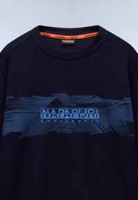 Marine crewneck sweatshirt met blauwe grafische tekst "NAPAPIURI geographic," met een textuurdesign en oranje kraagaccenten.
