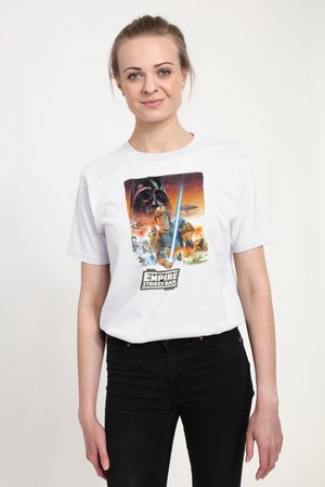 Biała bawełniana koszulka z kolorową grafiką z filmu "Imperium kontratakuje", przedstawiająca postacie i elementy z filmu.