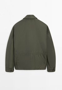 Giacca a maniche lunghe verde scuro con colletto, polsini con bottoni e vita elastica arricciata, vista da dietro.