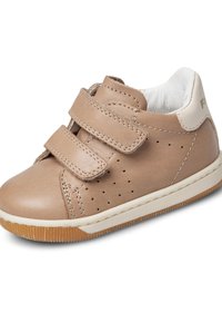 Hellbraune Leder-Kinderschuhe mit zwei Klettverschlüssen, perforierten Details, einem gepolsterten weißen Kragen und einer Gummisohle.