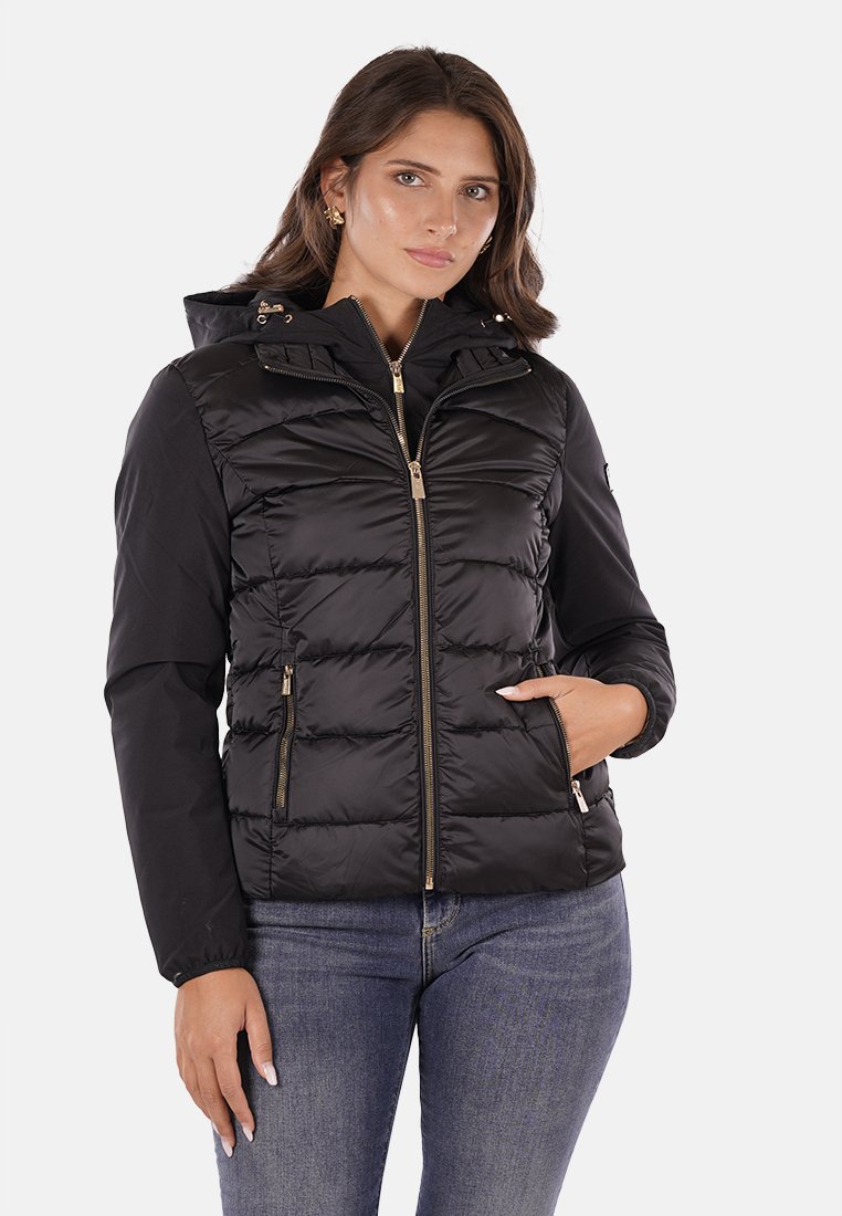 Giacca nera imbottita con chiusura a zip, cappuccio e tasche zippate. Presenta dettagli in oro e un design trapuntato per il calore.