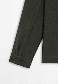 Donkergroen shirt met lange mouwen, voorzien van een manchetknoop met twee zwarte knopen en een gestructureerde stof. Het ontwerp is eenvoudig en functioneel.