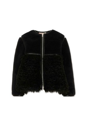 Zwarte jas met een gemengde fleece- en shearlingtextuur, met een voorsluiting en een ronde halslijn, weergegeven op een witte achtergrond.