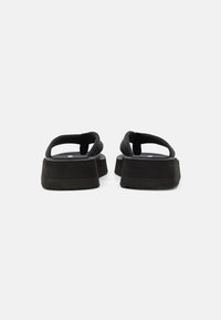Even&Odd Wide Fit Sandalai su T formos dirželiu - black