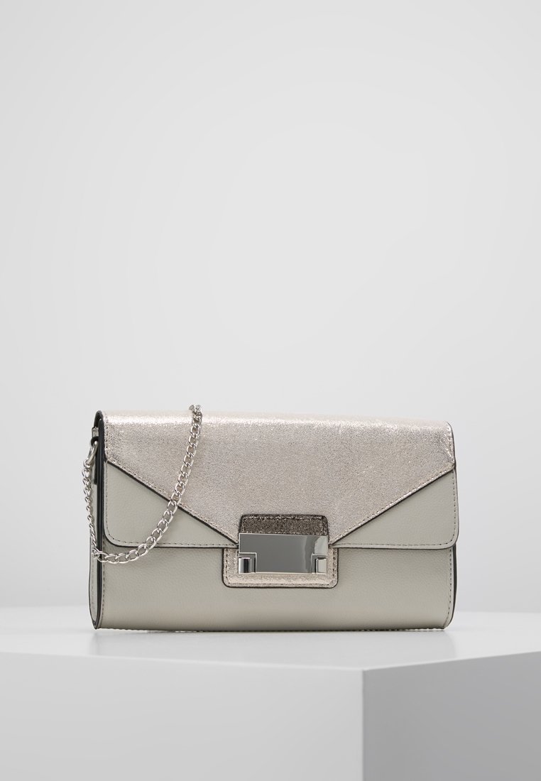 Stříbrná kabelka s texturou, s klopou, ozdobená metalickým zapínáním, řetízkem a hladkým béžovým základem.