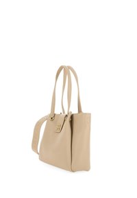 Borsa a mano in pelle beige con doppi manici, una patta frontale con dettaglio del logo e una tracolla regolabile con testo in rilievo.