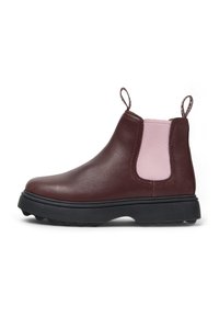 Bottines en cuir brun avec une finition texturée, panneaux latéraux élastiques roses et une semelle noire robuste. Comprend des tirettes pour un enfilage facile.