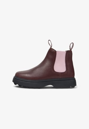 Bota de tornozelo em couro castanho com um acabamento texturizado, painéis laterais elásticos rosas e uma sola preta robusta. Apresenta alças para facilitar o calçar.