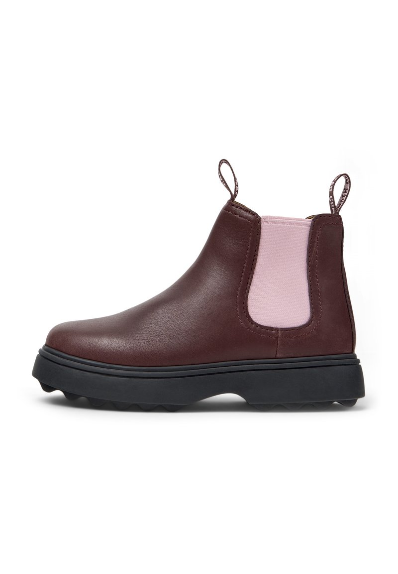 Bottines en cuir brun avec une finition texturée, panneaux latéraux élastiques roses et une semelle noire robuste. Comprend des tirettes pour un enfilage facile.