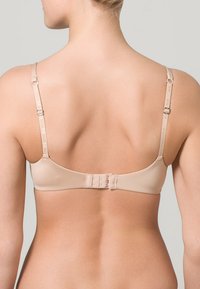 Beige bh met verstelbare banden, gladde stoftextuur, haak-en-oogsluiting aan de achterkant en minimale stikdetails.