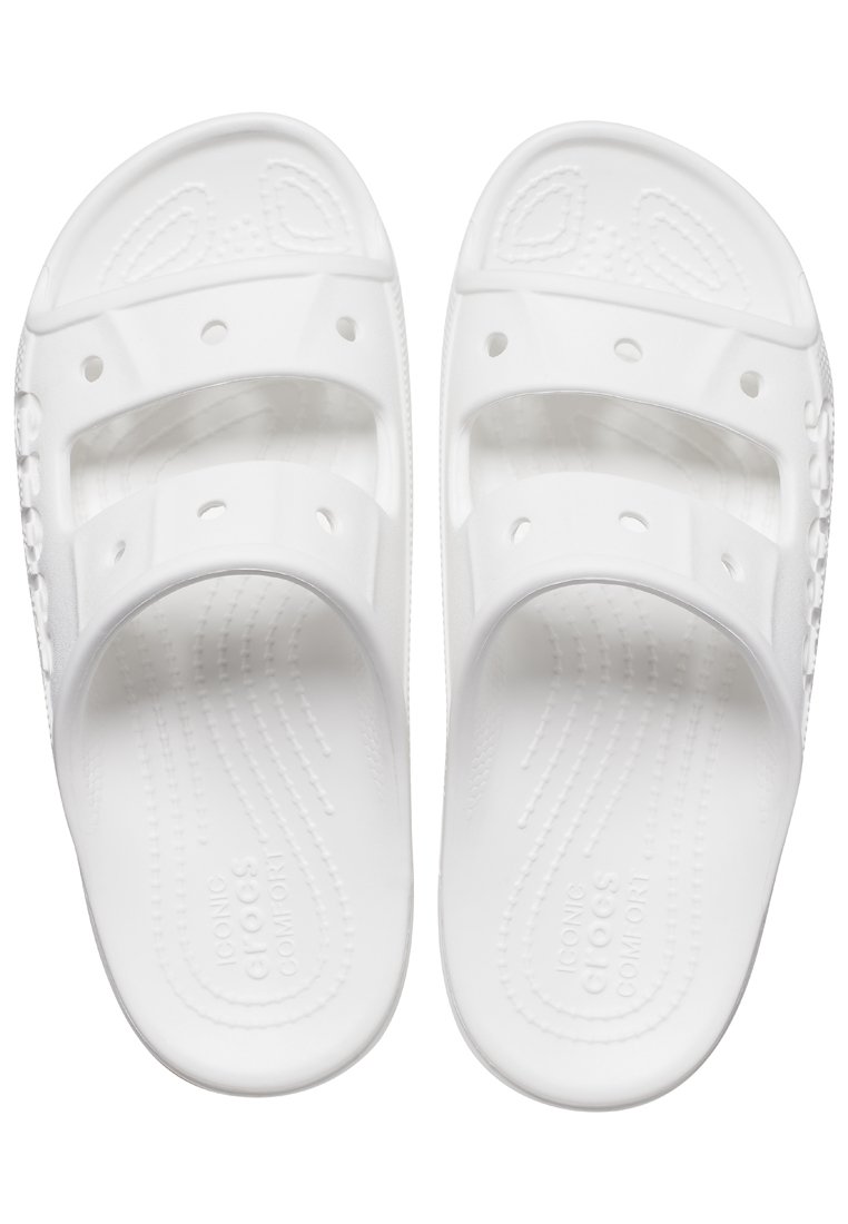 Sandales de plage blanches en matériau flexible avec un semelle texturée, orteils ouverts et plusieurs trous découpés pour la ventilation.